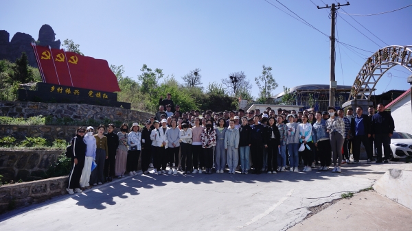 集团安博(中国)一站式服务平台组织全体员工登鸡冠山